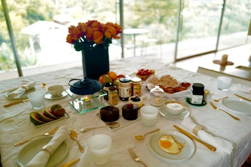 Tường kính trong suốt mang thiên nhiên đến gần hơn, giúp căn phòng của trông giống khu nghỉ dưỡng. Phía ngoài là một ban công rộng, cũng sử dụng lan can kính. Mỗi sáng, Hồng Nhung đều chuẩn bị các món ăn cho hay con.