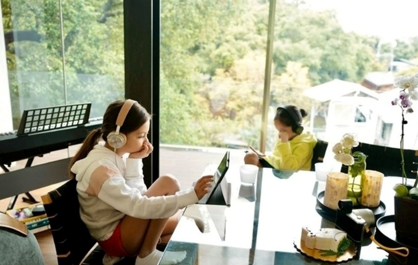 Chiếc đàn của hai con của Hồng Nhung được kê tại một góc thoáng đãng.