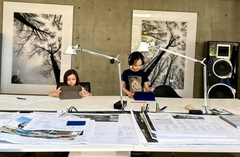 Phòng làm việc của Hồng Nhung rộng, tối giản nhưng được bạn bè chị khen sang trọng. "Không gian tuyệt vời quá. Tầm nhìn kiến trúc Bống mà", một người bạn bày tỏ.