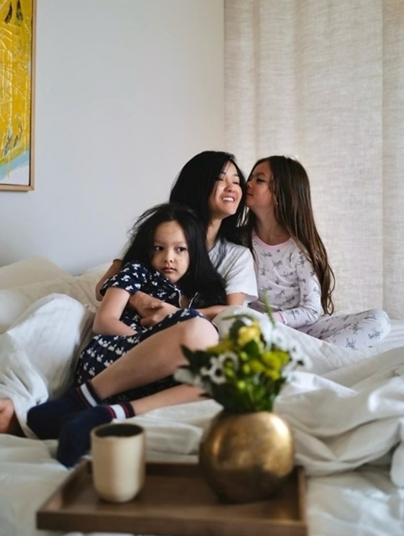 Tone trắng được sử dụng ở cả phòng ngủ với rèm và ga gối kiểu tối giản. Hồng Nhung sử dụng tranh gam màu rực rỡ để không gian bớt đơn điệu.