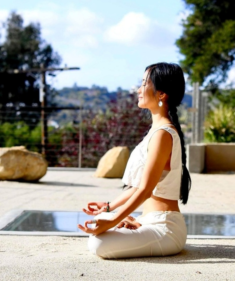 Trong không gian sống êm đềm, phủ cây cối xanh mướt, nữ ca sĩ chăm chỉ tập yoga và pilate. Đây là hai môn yêu thích, gắn bó với cô nhiều năm qua.