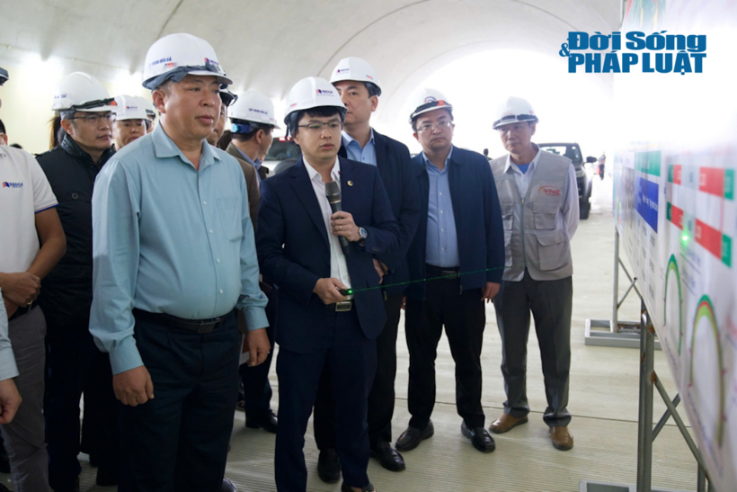 Bộ trưởng Bộ GTVT Trần Hồng Minh nghe báo cáo tình hình thực hiện dự án Quảng Ngãi - Hoài Nhơn