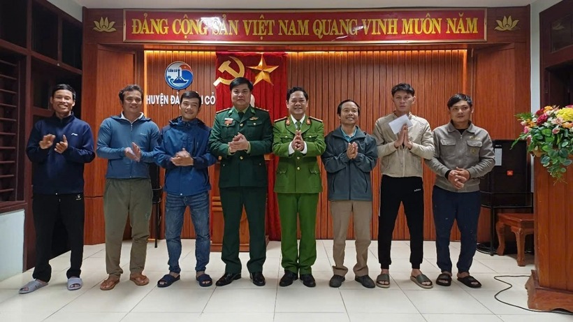 Khen thưởng hai ngư dân và thành viên tổ tự quản ANTT đảo Cồn Cỏ, tỉnh Quảng Trị. (Ảnh: VOV)