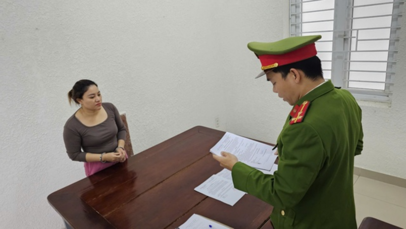 Hoàng Thị Ngọc Mai tại cơ quan công an. Ảnh: Người Lao Động