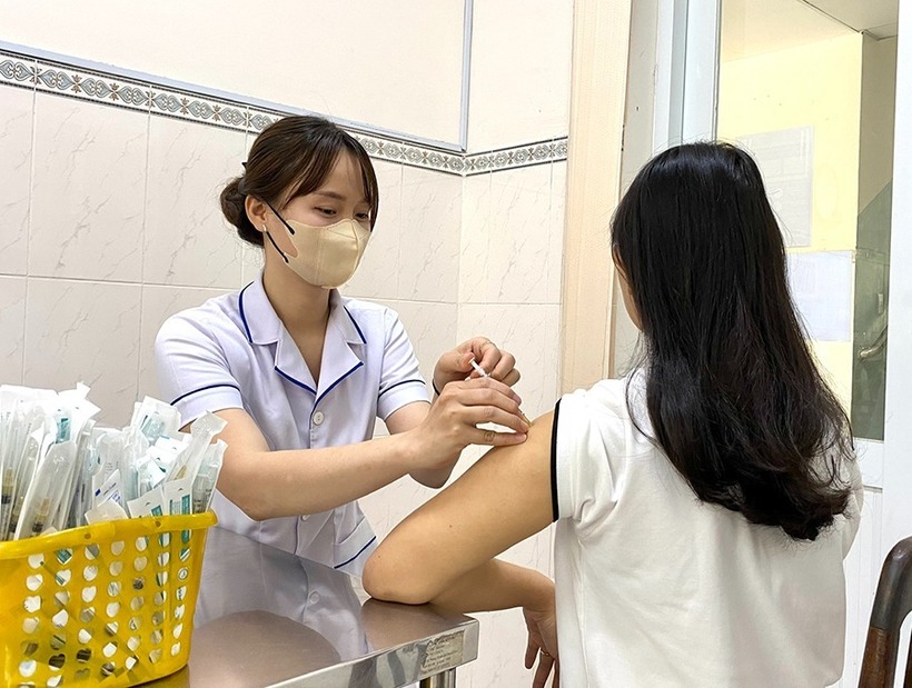 Tiêm vắc xin phòng bệnh dại cho người dân tại CDC Đồng Nai. Ảnh: CDC Đồng Nai.