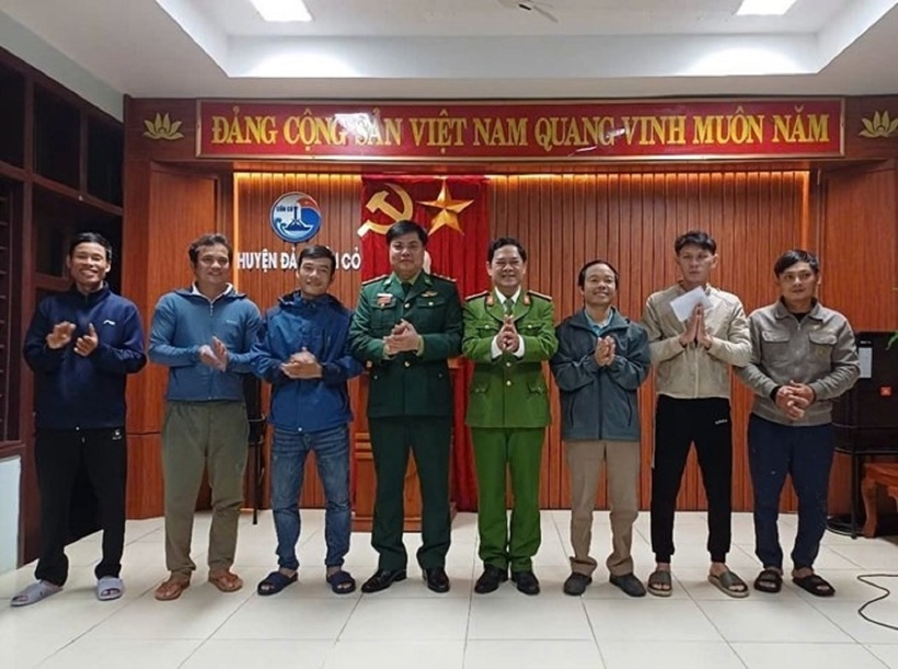 UBND huyện đảo Cồn Cỏ động viên hai ngư dân (bên phải) cùng tổ tự quản an ninh trật tự của đảo Cồn Cỏ. Ảnh: Báo Lao Động