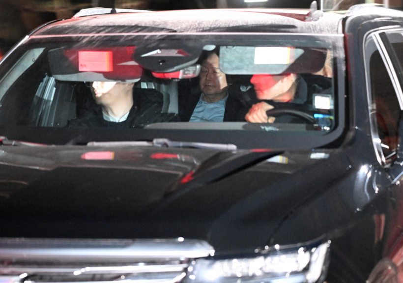 Ông Yoon được đưa khỏi trụ sở CIO về nơi giam giữ sau khi hoàn thành phiên thẩm vấn ngày 15/1. Ảnh: AFP (Nguồn: Tuổi Trẻ)