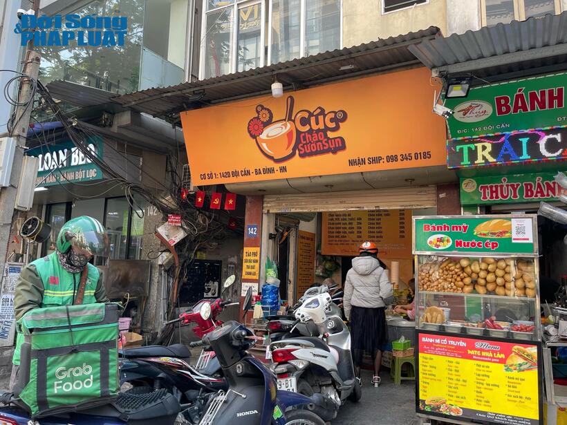 Trái ngược với suy nghĩ bị tẩy chay, ế khách, lượng khách tại quán cháo vẫn rất đông đúc lựa khách đông đúc như ngày thường