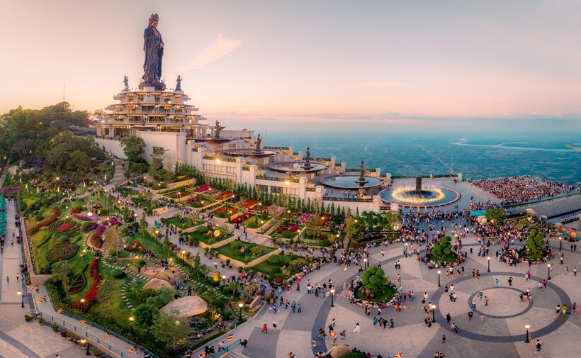 Đỉnh núi Bà Đen là điểm đến tâm linh hàng đầu Nam bộ. Ảnh: Nguyễn Minh Tú