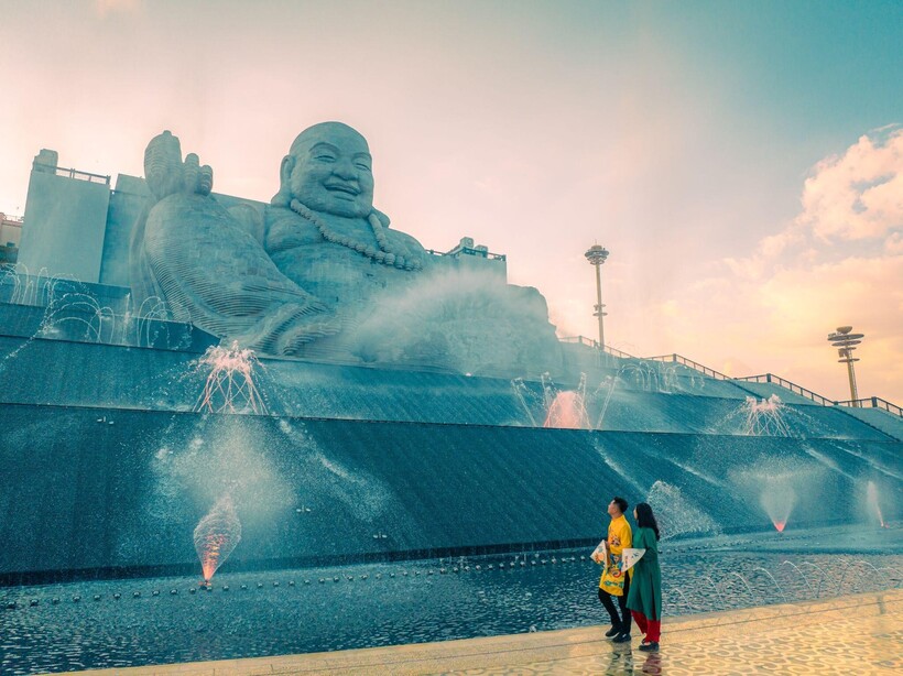 Tôn tượng Bồ Tát Di Lặc. Ảnh: Sun World Ba Đen Mountain
