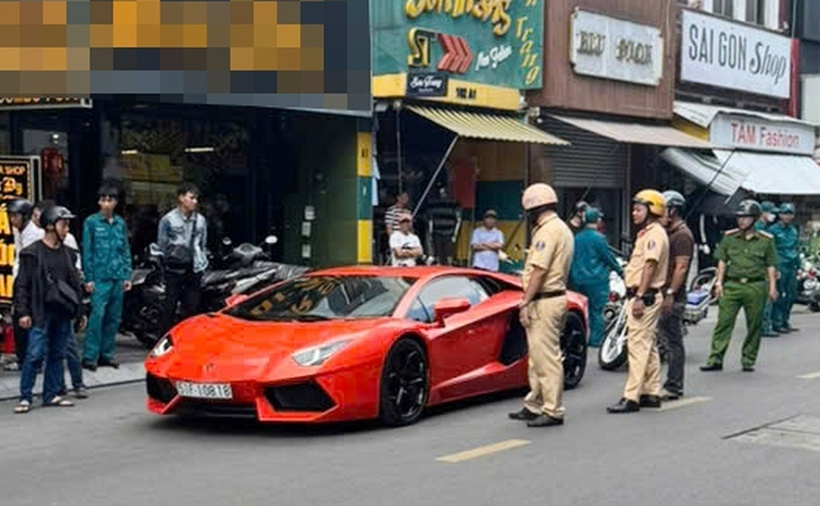 Lamborghini Aventador dừng trên đường Huỳnh Văn Bánh. (Ảnh: Dân trí)