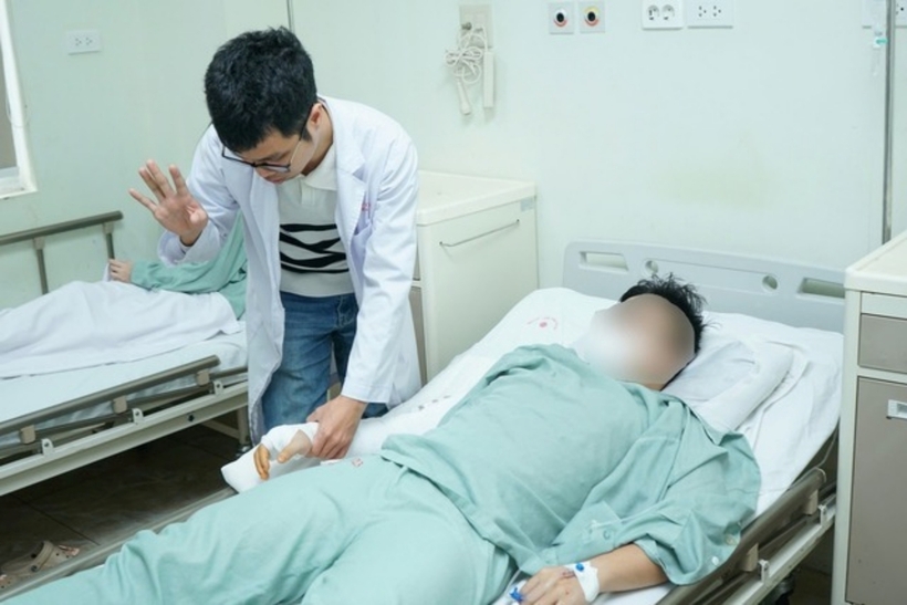 Tham gia trò chơi vật tay cùng bạn, nam thanh niên bị gãy xương. Ảnh: Người Lao Động