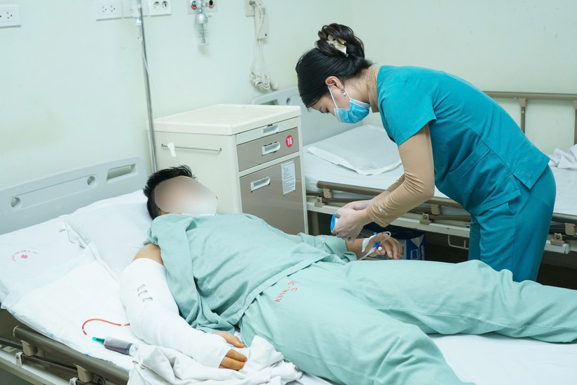 Nam thanh niên biến dạng cánh tay và hạn chế vận động khuỷu tay phải. Ảnh: BVCC