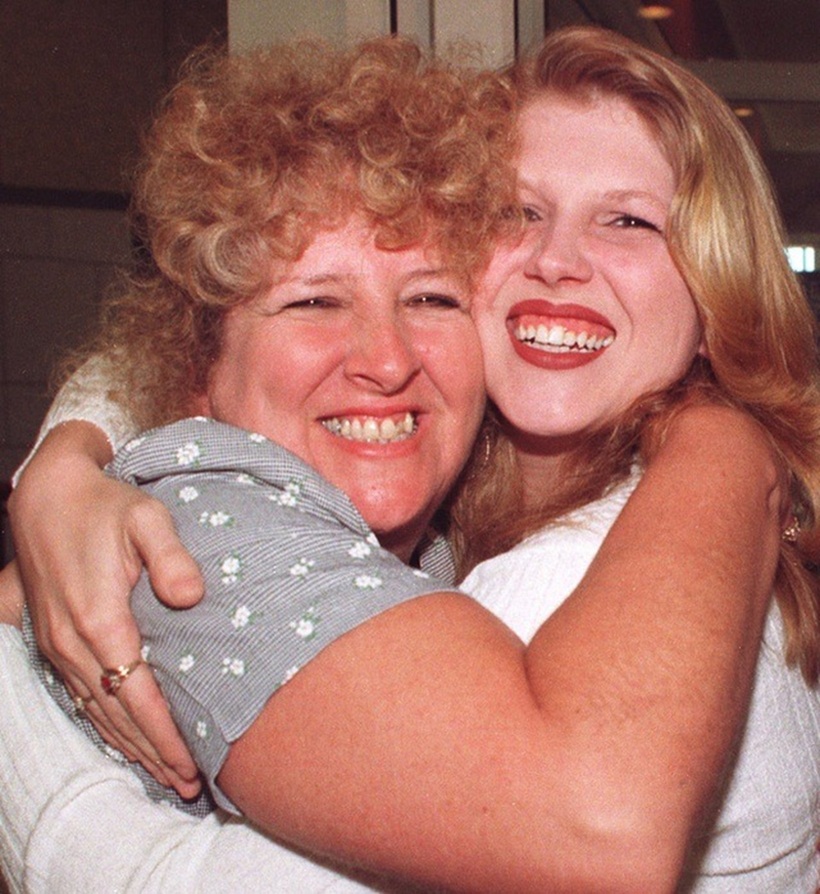 2 nhân viên nhà hàng Waffle House trước cửa tòa án khi tưởng rằng sẽ được chia tiền ở phiên tòa đầu tiên.