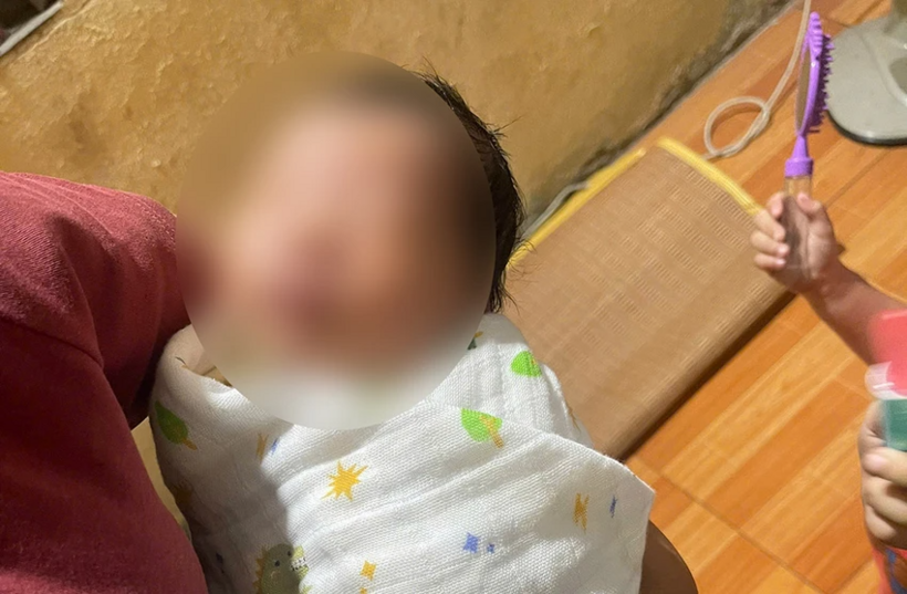 Người dân phát hiện bé gái sơ sinh bị bỏ rơi bên đường, kèm tờ giấy ghi nội dung nhờ nuôi giúp bởi người mẹ xưng là sinh viên. Ảnh: Pháp luật TP.HCM