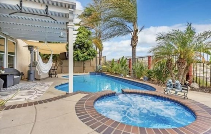 Sau vai San trong bộ phim “Hoa Hồng Trên Ngực Trái”, Diệu Hương khiến nhiều người bất ngờ sau khi sang Mỹ định cư. Nữ diễn viên đã nhiều lần hé lộ hình ảnh ngôi nhà ở Mỹ trên trang cá nhân, khiến ai nấy xuýt xao.