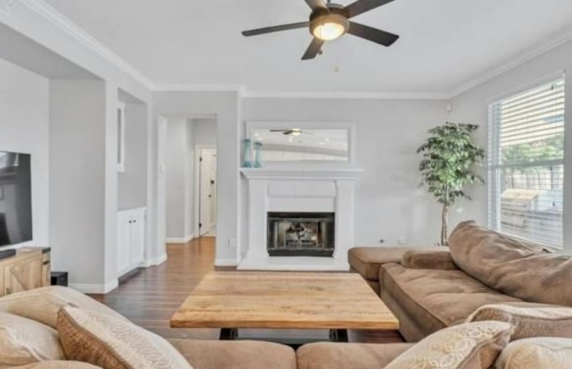 Không gian trong nhà kết hợp hài hòa giữa hiện đại và truyền thống. Đặc biệt, gian phòng thờ của gia đình Diệu Hương rất uy nghiêm, đẹp đẽ. Vào mỗi ngày đầu tháng hay ngày Rằm, Diệu Hương và chồng đều sắp xếp phòng thờ chỉn chu, cắm hoa tươi và dâng lễ lên cúng.