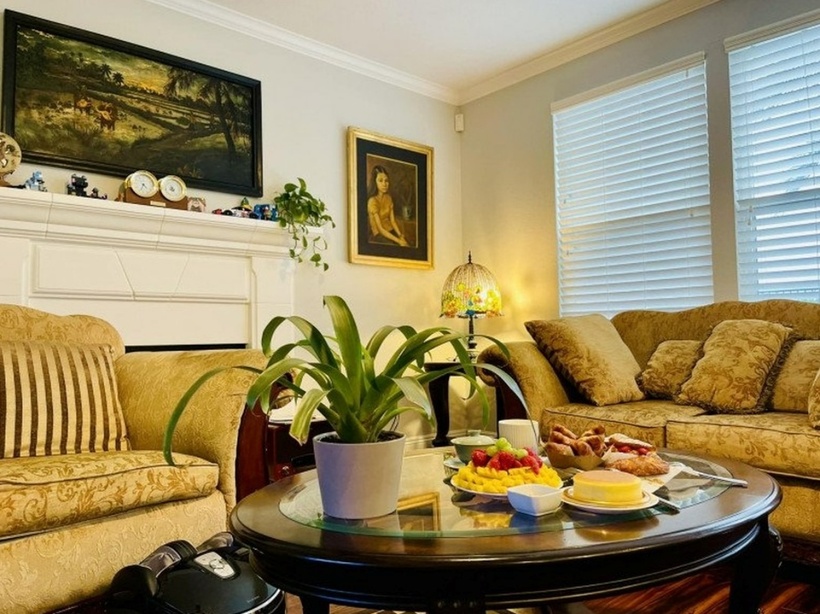 Phòng khách của căn nhà trông rất ấm cúng và sang trọng.