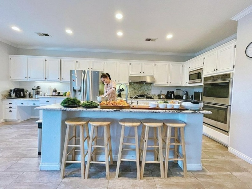 Khu vực nấu nướng của Diệu Hương rộng rãi, tiện nghi, có hệ tủ bếp và bàn đảo khá dài. “4 mùa em vẫn đứng bếp thôi hihi", cô hào hứng chia sẻ.