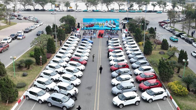 Hàng loạt xe ô tô điện VinFast sẵn sàng để bàn giao cho khách hàng