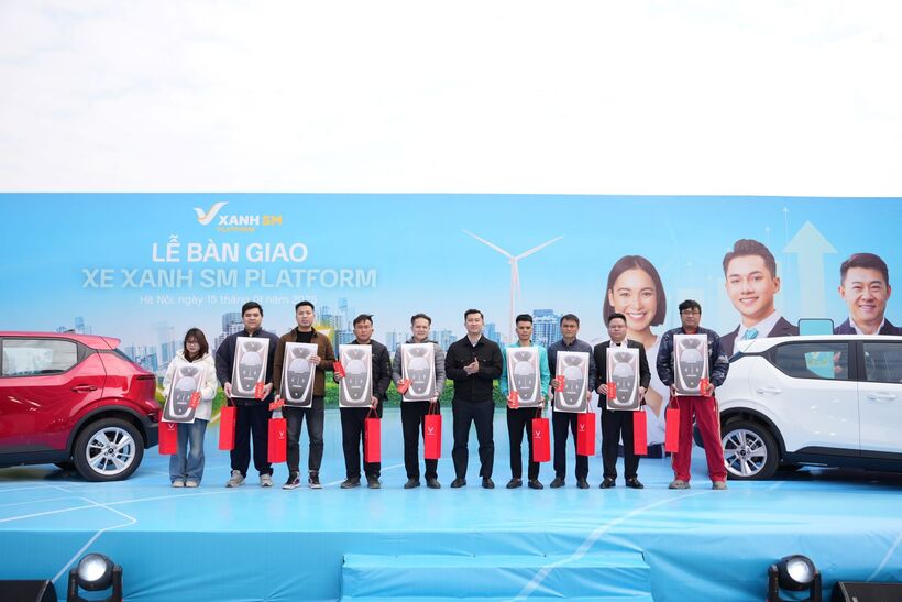 Nghi thức trao chìa khóa xe điện cho khách hàng, đánh dấu sự khởi đầu của mối quan hệ hợp tác lâu dài và bền vững