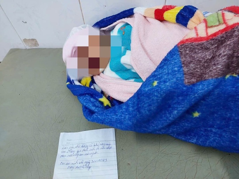 Ngay sau khi phát hiện, người dân đã đưa bé trai đến Trung tâm Y tế huyện Đức Cơ để kiểm tra, chăm sóc sức khỏe. (Ảnh: Báo Gia Lai)