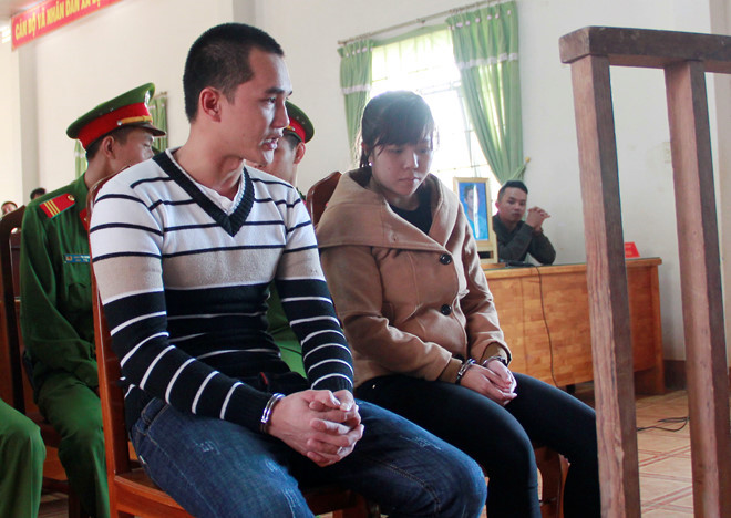 Nguyễn Thành Đức và Trần Thị Tuyết Hương tại phiên tòa sơ thẩm. Ảnh: Giao Thông