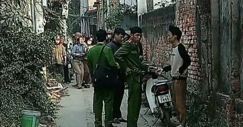 Lực lượng công an có mặt tại nơi xảy ra vụ việc (Ảnh: T.Đ.).