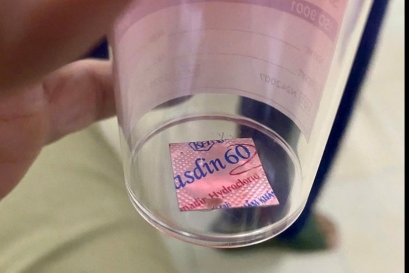 Viên thuốc chưa bóc vỏ được gắp ra từ thực quản người bệnh. Ảnh: Sức Khỏe & Đời Sống