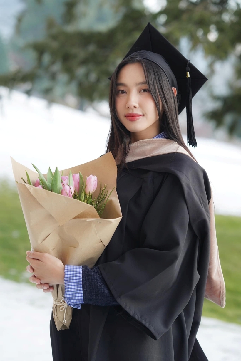 Thùy Tiên đẹp rạng ngời trong ngày nhận bằng tốt nghiệp thạc sĩ ở Thụy Sĩ - 2