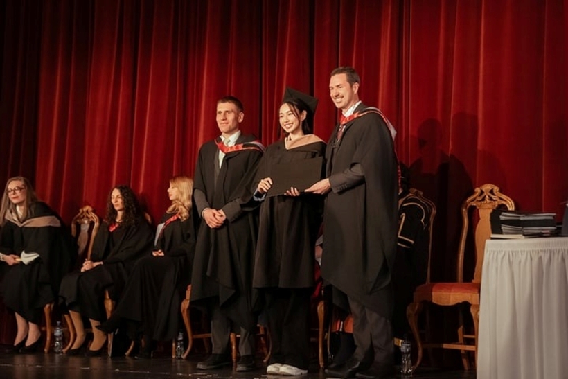 Thùy Tiên tốt nghiệp Thạc sĩ ngành Quản trị Nhà hàng - Khách sạn của trường Đại học Quản trị du lịch - khách sạn Thụy Sĩ. Ảnh: FBNV