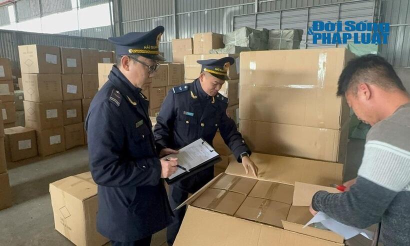 Cán bộ Chi cục Hải quan cửa khẩu Hữu Nghị kiểm tra các lô hàng hóa xuất nhập khẩu trong dịp cuối năm.
