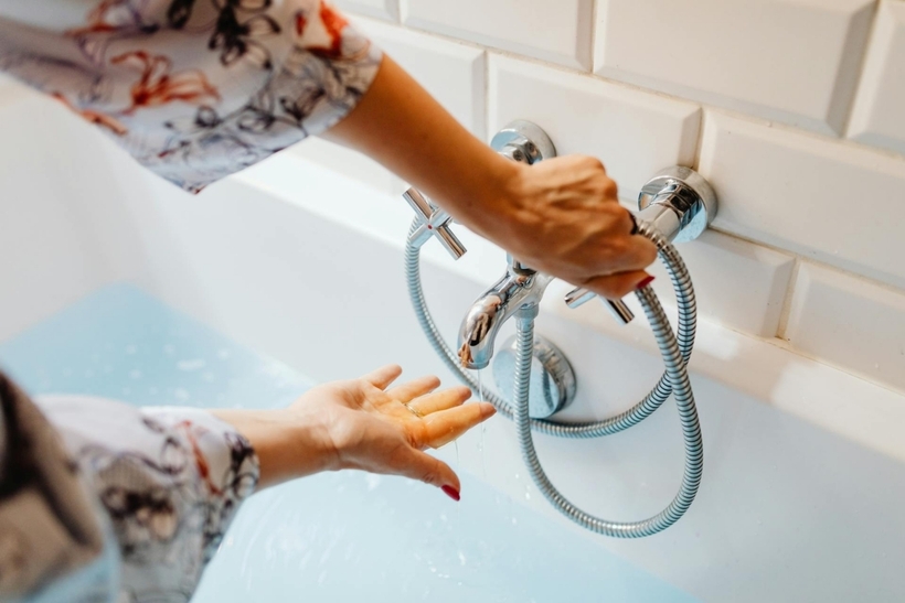 Bác sĩ tim mạch Viên Minh Kỳ cảnh báo, sau khi tắm vào mùa đông, người dân phải lau khô cơ thể ngay, nhanh chóng mặc quần áo ấm. Ảnh minh họa: Pexels