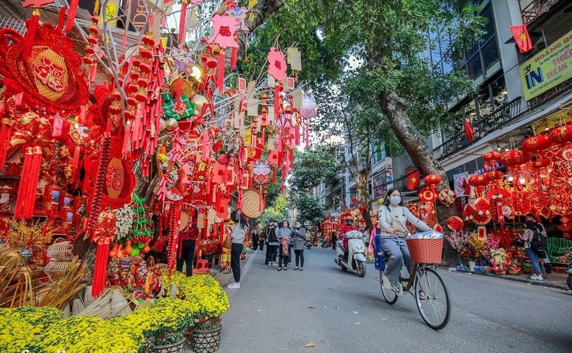 Khai xuân đầu năm mới là nghi thức không thể thiếu, và song hành cùng lễ vật trang trọng, lời văn khấn trang nghiêm đóng vai trò cầu nối tâm linh, gửi gắm hy vọng...Ảnh minh họa