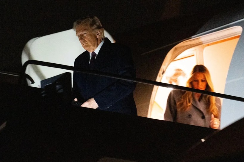 Tổng thống đắc cử Donald Trump xuống sân bay Dulles tối 18/1. Ảnh: NY Times