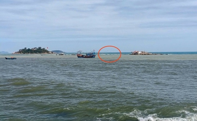 Hiện trường nơi ghe của ngư dân gặp nạn (khoanh đỏ).