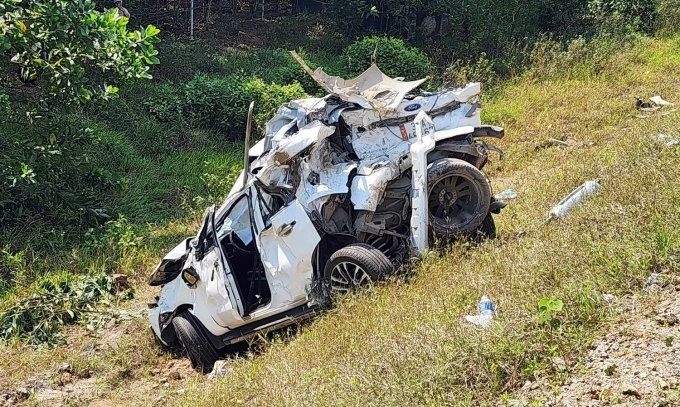 Chiếc xe biến dạng sau va chạm. Ảnh: VnExpress