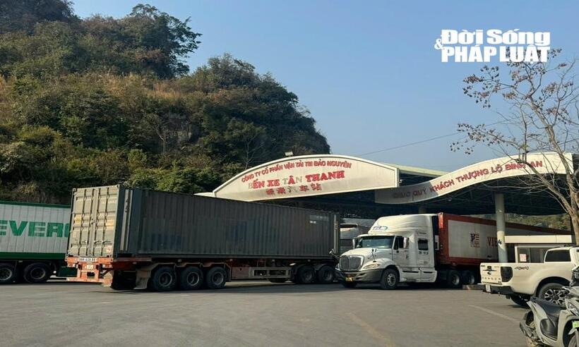 Lượng xe vận tải hàng hóa ra vào cửa khẩu chờ thông quan tấp nập.