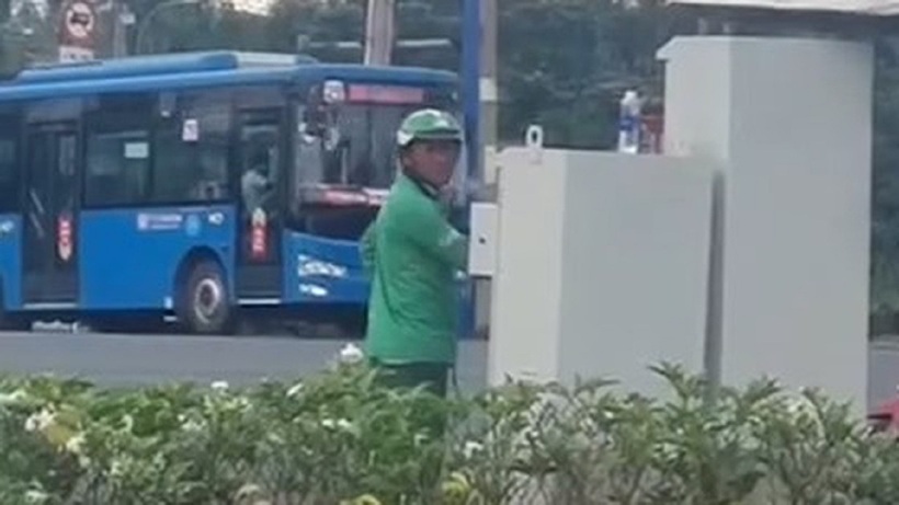 Người đàn ông tự ý điều chỉnh tín hiệu đèn giao thông ở TP.Thủ Đức. Ảnh: Dân Trí