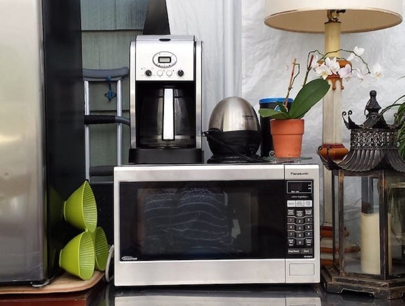 Việc tận dụng nóc lò vi sóng để đặt đồ như bát đũa, nồi chảo hay các lọ gia vị có thể gây nguy hiểm cho người dùng.