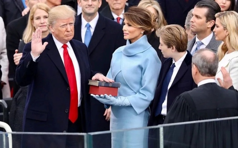 Hình ảnh ông Donald Trump tuyên thệ nhậm chức nhiệm kỳ đầu. Ảnh: Telegraph