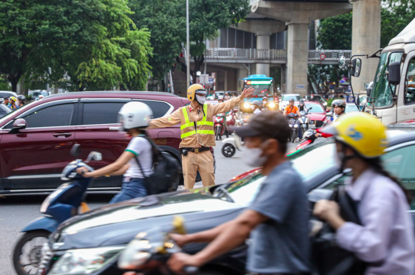 CSGT Hà Nội phân luồng, điều tiết giao thông khu vực nút giao Phạm Văn Đồng - Hồ Tùng Mậu