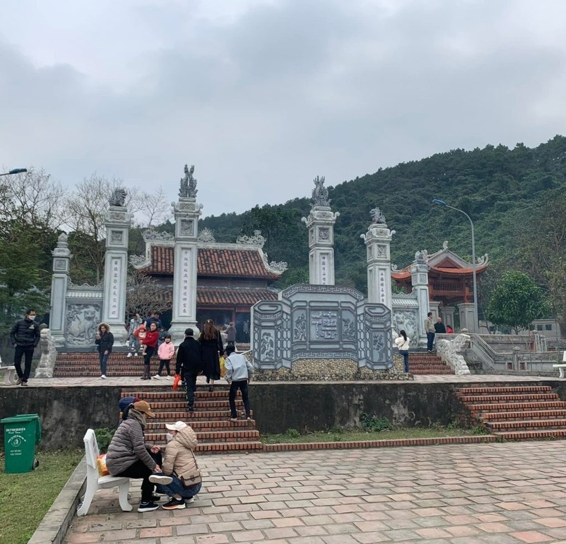 Đền Thánh mẫu Liễu Hạnh nằm dưới chân đèo Ngang ở xã Quảng Đông, huyện Quảng Trạch.