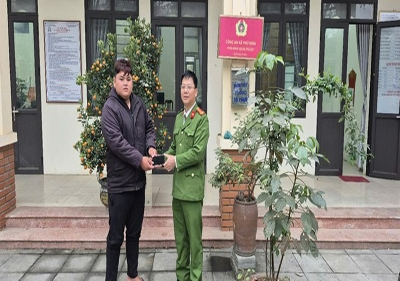 Công an xã Phú Mãn trao trả chiếc điện thoại cho anh Đinh Công Tuyên. (Ảnh: ANTĐ)
