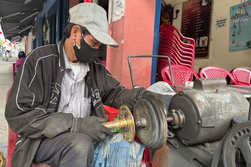 Ông Nguyễn Xuân Phước đã gắn bó với nghề đánh bóng lư đồng hơn 30 năm nay. Ảnh: Dân Trí