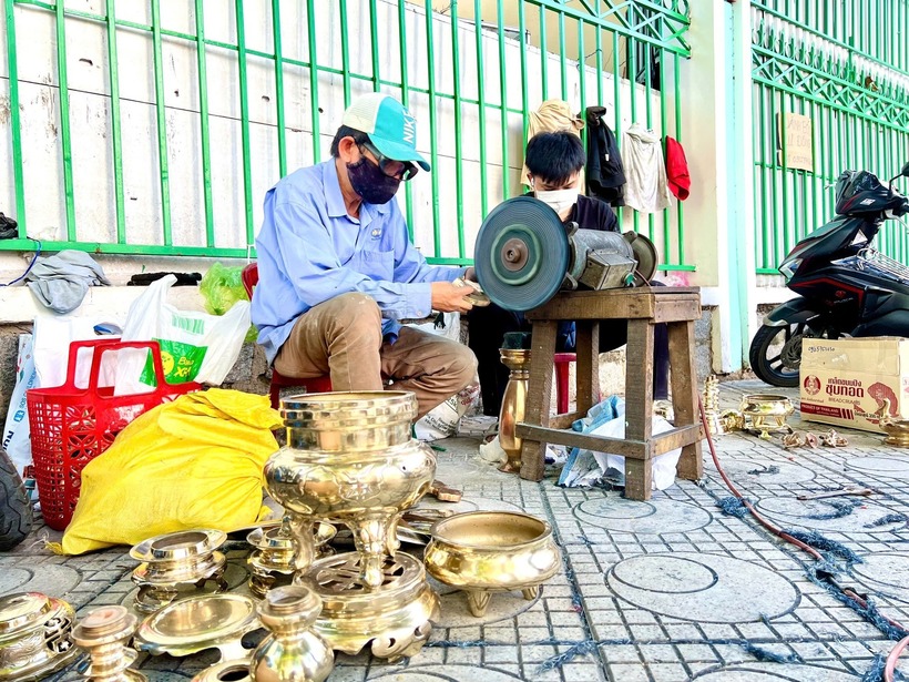 Dịp cận Tết, số lượng khách đông, ông Tân phải nhờ đến sự giúp đỡ của con trai. Ảnh: Tiền Phong.