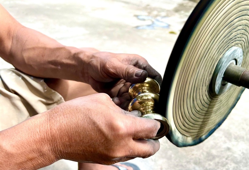 Giá công đánh bóng từ 100.000 đến 200.000 đồng/bộ, tùy kích thước và loại lư. Với những chiếc lư lớn, nhiều chi tiết, giá có thể cao hơn. Mỗi ngày, cha con ông đánh bóng được khoảng 10-12 bộ. Ảnh: Tiền Phong