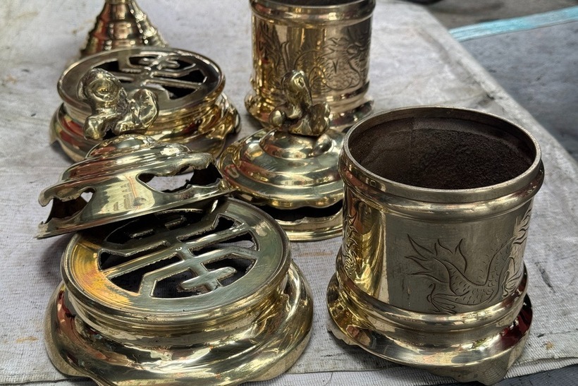 Giá dịch vụ đánh bóng lư đồng của ông Phước dao động từ 100.000 đến 250.000 đồng/bộ, tùy thuộc vào độ phức tạp của từng sản phẩm. Ảnh: Dân Trí