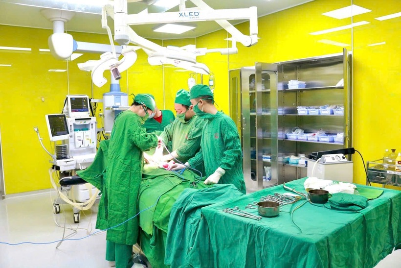 Kịp thời cứu sống một phụ nữ bị sốc mất máu do biến chứng vỡ u nang buồng trứng. Ảnh: BVCC.