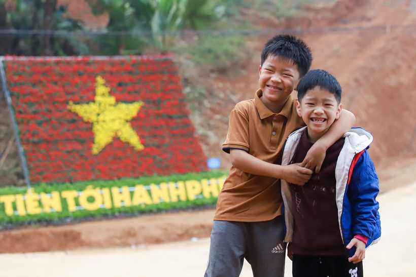 Trẻ em làng Nủ ríu rít vui đùa.